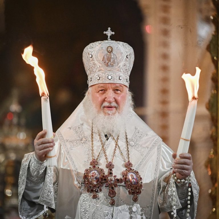 Il patriarca Kirill cade sull’acqua santa. E se fosse un segno del cielo? Ecco le immagini…